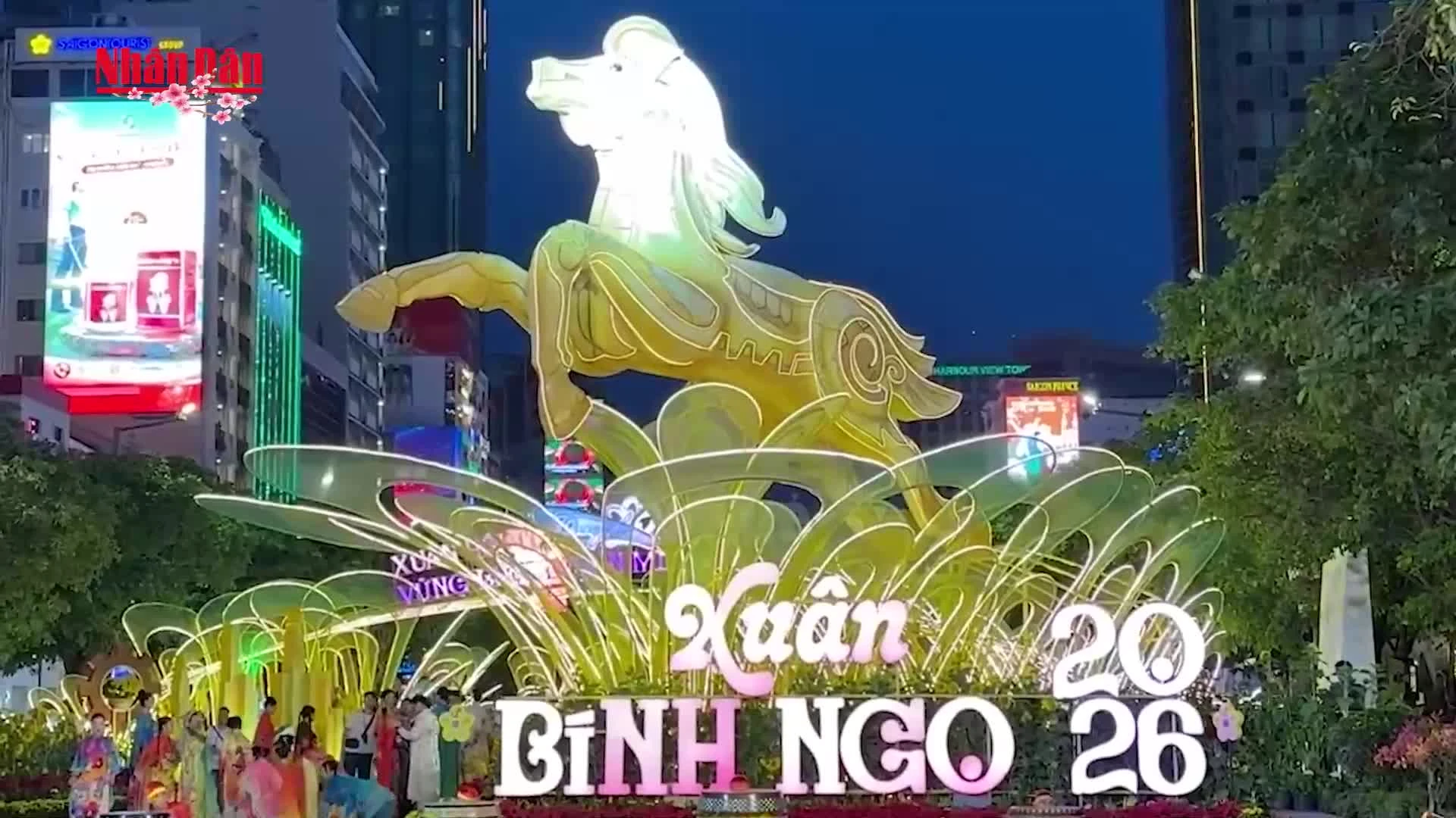 Đường Hoa Nguyễn Huệ Mở Cửa Đón Tết, Giữ Lại Trưng Bày Đèn Sau Lễ Hội