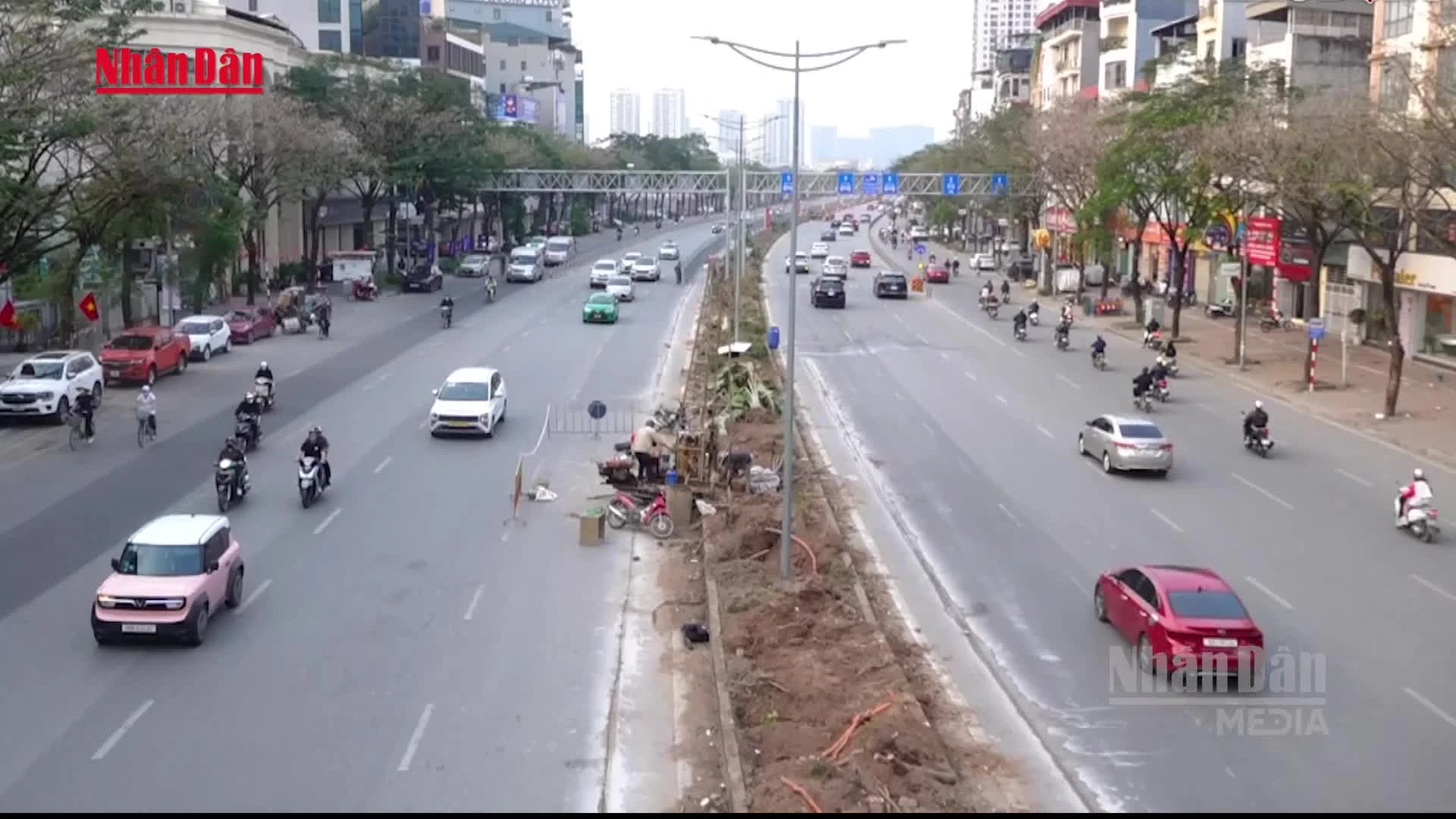 Tình trạng tắc đường nghiêm trọng trên đường Võ Chí Công, Hà Nội