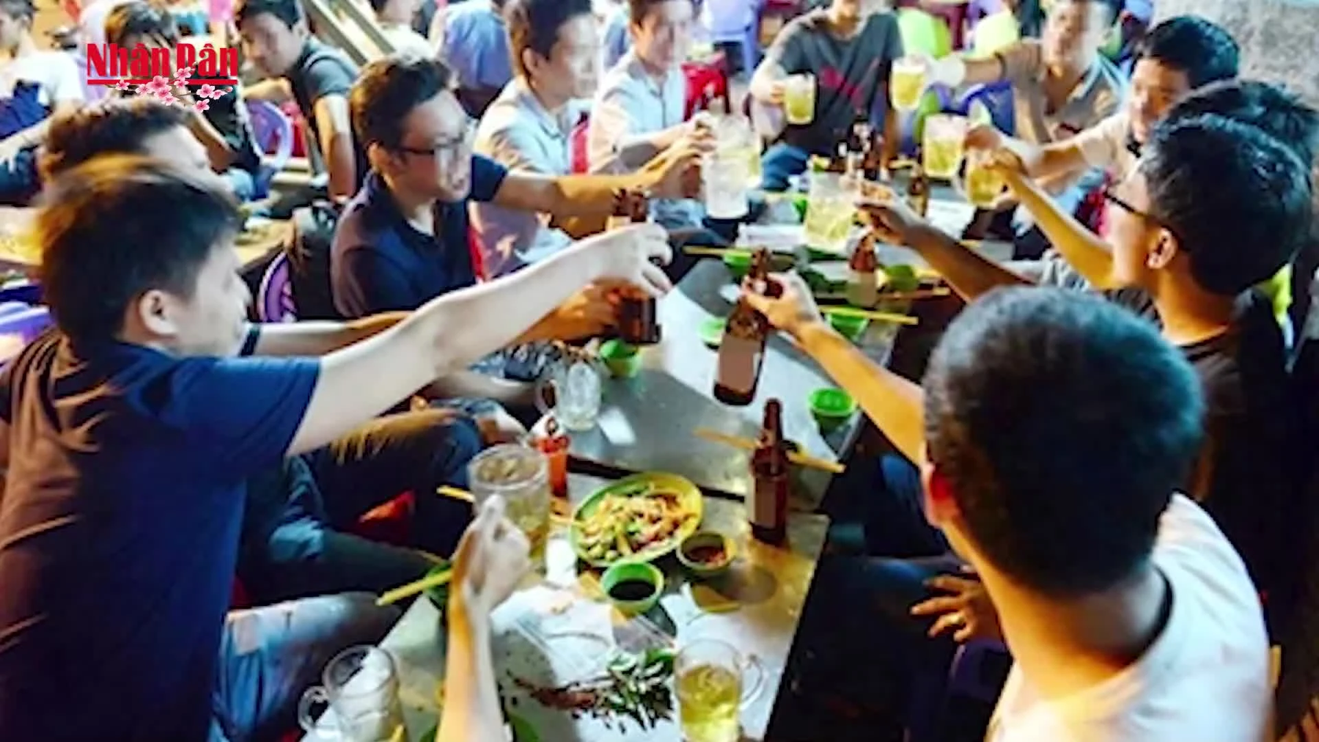 Lạm Dụng Rượu Bia Dịp Tết: Nguy Cơ Sức Khỏe Và Tai Nạn Giao Thông Gia Tăng
