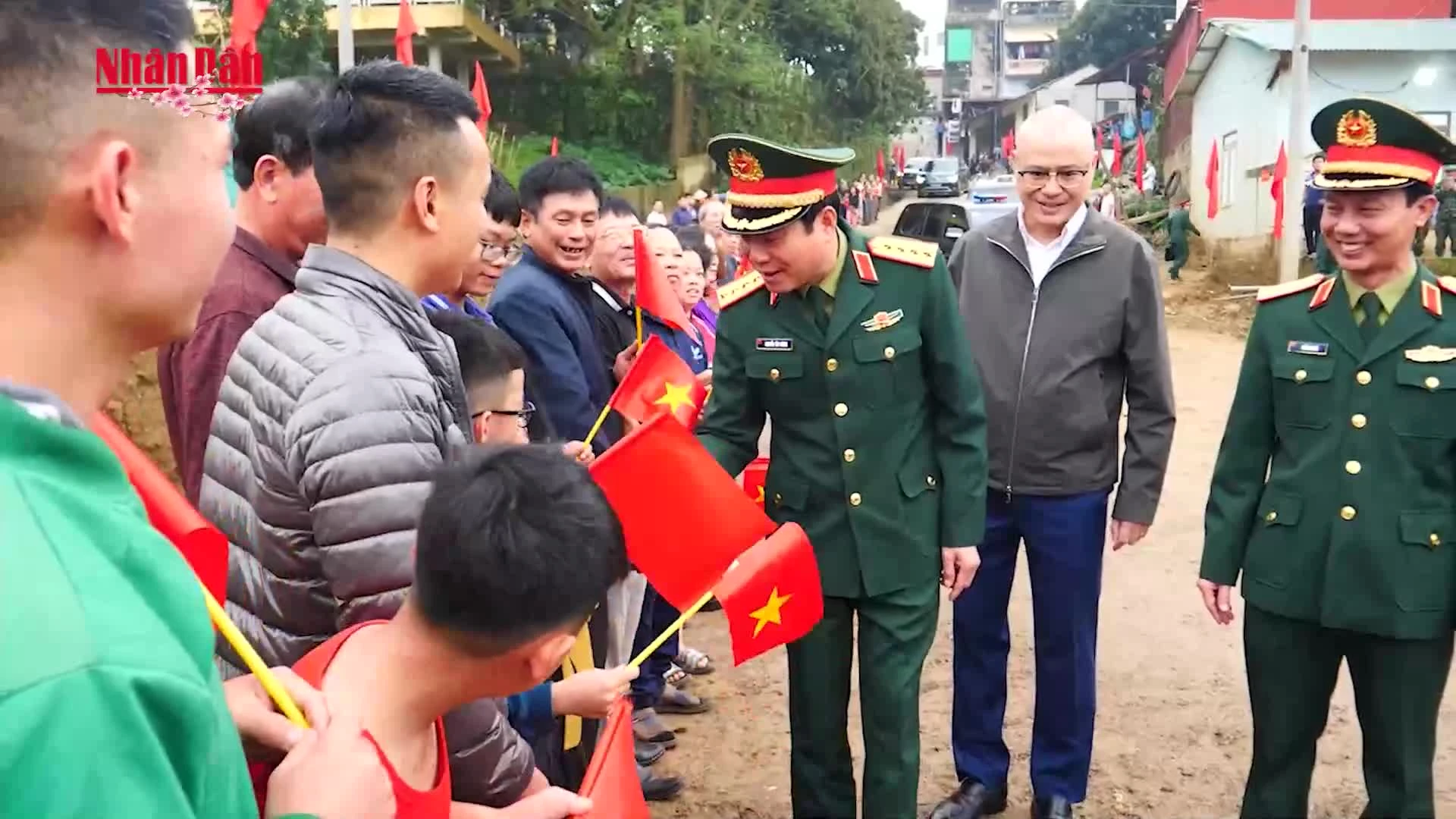 Cầu phao Đoan Hùng qua sông Lô dài 220m phục vụ dân trong thời gian sửa cầu chính