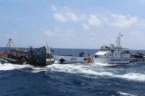 Lực lượng chức năng Cảnh sát biển Việt Nam truy đuổi tàu cá vi phạm vùng biển khai thác.
