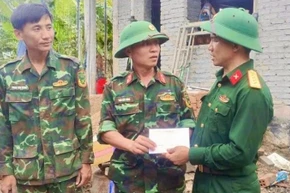 Đại tá Trần Quang Tâm, Phó Chỉ huy trưởng Bộ Chỉ huy Quân sự tỉnh thăm, động viên và tặng quà các lực lượng đang trực tiếp tham gia xây dựng, sửa chữa nhà ở cho nhân dân trong “Chiến dịch Quang Trung” tại xã Hòa Thịnh. Ảnh: CTV.