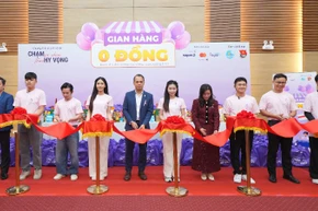 Các đại biểu cắt băng khai trương “Gian hàng 0 đồng”. 