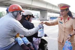 Nữ chiến sĩ Phòng Cảnh sát giao thông Công an tỉnh Đồng Nai tiếp sức người dân trở lại làm việc sau đợt nghỉ Tết trên Quốc lộ 1.