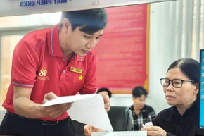 Cán bộ Trung tâm phục vụ hành chính công xã Xuân Hòa, tỉnh Đồng Nai, hướng dẫn cho người dân làm thủ tục hành chính. (Ảnh THIÊN VƯƠNG)