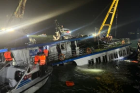 Tàu Vịnh Xanh 58, BKS QN 7105 đã được trục vớt và lai dắt về bờ.