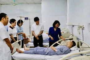 Lãnh đạo tỉnh Quảng Ninh thăm hỏi, động viên các nạn nhân đang điều trị tại Bệnh viện đa khoa tỉnh Quảng Ninh.