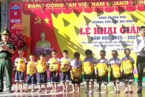 Đại diện Ban Chỉ huy Đồn Biên phòng cửa khẩu quốc tế Cha Lo, tỉnh Quảng Trị tặng quà cho học sinh trường tiểu học Bãi Dinh trong ngày khai giảng năm học mới.