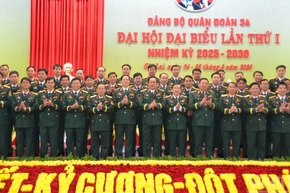 Thượng tướng Võ Minh Lương, Ủy viên Trung ương Đảng, Ủy viên Thường vụ Quân ủy Trung ương, Thứ trưởng Quốc phòng chụp ảnh lưu niệm cùng đại biểu tham dự đại hội.
