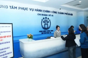 Người dân thực hiện thủ tục hành chính tại Trung tâm Phục vụ hành chính công thành phố Hà Nội.