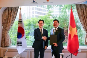 Bộ trưởng Nguyễn Hồng Diên và ông Kim Jung Kwan, Bộ trưởng Thương mại, Công nghiệp và Năng lượng Hàn Quốc (MOTIE).