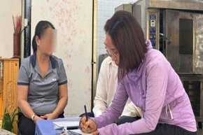 Lực lượng chức năng phường An Hải làm việc với cửa hàng bánh mì, nơi xảy ra vụ việc. (Ảnh: AD)