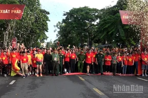 Hơn 6.000 người là nhân dân và cán bộ chiến sĩ tại công viên Sông Hậu, thành phố Cần Thơ tham gia, hưởng ứng chương trình “Cùng Việt Nam tiến bước”.