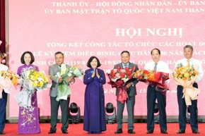 Bí thư Thành ủy Hà Nội Bùi Thị Minh Hoài tặng hoa chúc mừng các thành viên trong Ban tổ chức Lễ kỷ niệm của thành phố và các tiểu ban.