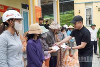 Đại diện Công ty Cổ phần Địa ốc First Real trao tặng quà cho các hộ gia đình có hoàn cảnh khó khăn chịu thiệt hại nặng nề do đợt mưa lũ vừa qua.