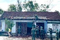 Các lực lượng khẩn trương hỗ trợ người dân ở phường Bàn Thạch sửa chữa lại những hư hỏng do gió lốc gây ra.