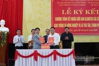 Đại diện Ban Quản lý dự án đầu tư xây dựng các công trình giao thông và nông nghiệp Đà Nẵng và xã Trà Tân ký kết.