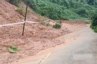 Đường liên xã đoạn từ Công an xã Trà Tập hướng đi xã Trà Cang (cũ) đất đá tràn xuống mặt đường gây chia cắt giao thông tạm thời.