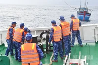 Tàu Cảnh sát biển 369 thuộc Bộ Tư lệnh Vùng Cảnh sát biển 2 tiếp cận, lai dắt tàu cá PY 91243TS.