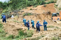 Lực lượng dân quân tự vệ xã Hùng Sơn khẩn trương dọn đất đá để khơi thông đường.