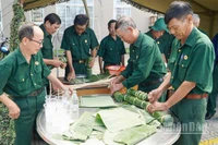 Cán bộ, hội viên Hội Cựu chiến binh phường Hương Trà tham gia gói bánh tét tại Chương trình “Xuân sẻ chia-Tết nghĩa tình” nhân dịp xuân Bính Ngọ 2026.