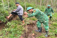 Lực lượng chức năng xã Đắc Pring kiểm tra khảo sát thực tế vết nứt tại thôn 57. 