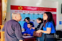Tuổi trẻ Hương Trà hướng dẫn, hỗ trợ người dân tại Trung tâm phục vụ hành chính công phường Hương Trà với tinh thần xung kích, tình nguyện và trách nhiệm.