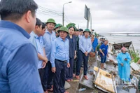 Thường trực Ban Bí thư cùng Đoàn công tác của Trung ương đi kiểm tra thực tế tình hình sạt lở tại bờ kè An Lương, xã Duy Nghĩa, thành phố Đà Nẵng.