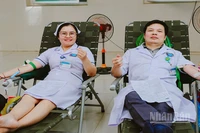 Gần 100 nhân viên y tế thuộc Bệnh viện đa khoa Trung ương Quảng Nam tham gia hiến máu tình nguyện.