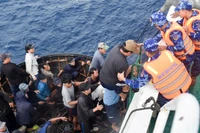 Toàn bộ 52 ngư dân của tàu cá QNa-91917 TS được Tàu Cảnh sát biển 364 tiếp nhận.