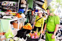 Công an phường Vũng Tàu nhắc nhở các tiểu thương giữ gìn trật tự lòng lề đường trong hoạt động kinh doanh, buôn bán. (Ảnh: ĐÌNH THÌN)