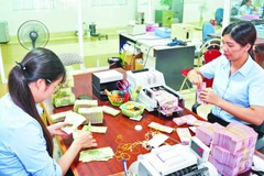 Các tổ chức tín dụng bảo đảm cung ứng tiền mặt hợp lý cho người dân, doanh nghiệp. (Ảnh: HỒNG ANH)
