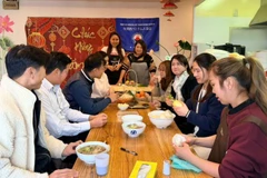 Lớp dạy nấu các món ăn truyền thống Việt Nam góp phần gìn giữ bản sắc văn hóa dân tộc và tăng cường giao lưu, gắn kết cộng đồng người Việt tại Nhật Bản.
