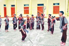 Các bạn nhỏ của lớp học “Neo hồn ví, giặm” trong một buổi sinh hoạt về nguồn, tham gia các trò chơi dân gian.