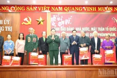 Đại tướng Nguyễn Trọng Nghĩa trao quà Tết cho người có công tiêu biểu, gia đình chính sách.