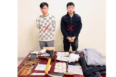 Đối tượng Nam, Bách (dấu X) và tang vật vụ án (Ảnh: Công an tỉnh Ninh Bình).