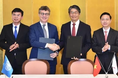 Trưởng đại diện UNESCO tại Việt Nam Jonathan Wallace Baker và Đại sứ Nhật Bản tại Việt Nam Ito Naoki cùng các đại biểu tại Lễ ký kết thỏa thuận triển khai dự án.