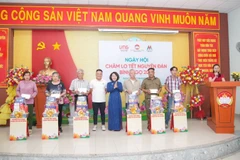 Ban tổ chức đã trao 67 phần quà Tết đến các hộ dân thuộc nhóm người cao tuổi neo đơn, gia đình chính sách và đồng bào dân tộc thiểu số có hoàn cảnh khó khăn đang sinh sống trên địa bàn phường Tân Thuận.