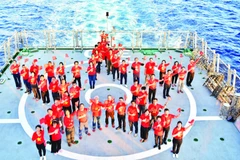 Đoàn kiều bào thăm quân và dân huyện đảo Trường Sa và Nhà giàn DK1, trên “Chuyến tàu Đại đoàn kết”. (Ảnh TTXVN phát)