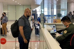 Người nước ngoài làm thủ tục nhập cảnh vào Việt Nam tại sân bay Nội Bài. (Ảnh: TTXVN)