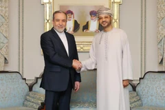 Ngoại trưởng Oman Sayyid Badr bin Hamad bin Hamood Albusaidi (bên phải) gặp Ngoại trưởng Iran Seyed Abbas Araghchi tại Muscat, Oman, ngày 6/2/2026. (Ảnh: XINHUA)
