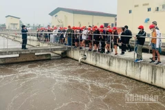 Học sinh Trường Nhật Bản Hà Nội tìm hiểu quy trình xử lý nước thải tại Nhà máy xử lý nước thải Yên Xá. (Ảnh: KIỀU GIANG)