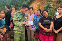 Anh Mùa A Thi, Trưởng bản Háng Pù Xi, xã Xa Dung, tỉnh Điện Biên thống kê thiệt hại của từng gia đình trong bản do ảnh hưởng lũ quét xảy ra rạng sáng ngày 1/8 vừa qua.