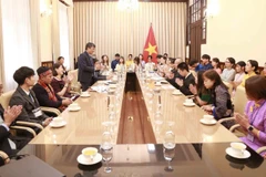 Các tình nguyện viên JICA tới chào xã giao Thứ trưởng Ngoại giao Nguyễn Minh Vũ. (Ảnh: TRUNG HIẾU)