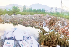 Chất thải xây dựng đổ trái phép gây ô nhiễm nguồn nước tại khu vực cạnh Nhà máy xử lý nước thải Liên Chiểu, thành phố Đà Nẵng.