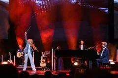 Màn biểu diễn tại đêm nhạc “Secret Garden Live in Vietnam”. (Ảnh: THẾ ĐẠI)