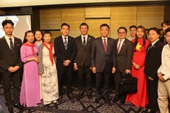 Phó Thủ tướng Lê Thành Long chụp ảnh cùng bà con kiều bào ở vùng Kansai, Nhật Bản. 