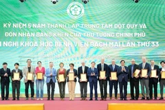 Trao tặng giấy khen của Giám đốc Bệnh viện Bạch Mai cho chuyên gia quốc tế có nhiều đóng góp cho sự phát triển của bệnh viện trong thời gian qua.