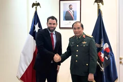 Thượng tướng Phùng Sĩ Tấn, Phó Tổng Tham mưu trưởng Quân đội nhân dân Việt Nam và Thứ trưởng Quốc phòng Chile Ricardo Montero Allende. 