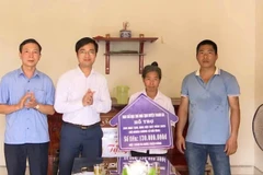 Lãnh đạo huyện Thanh Ba trao kinh phí hỗ trợ xây nhà cho gia đình bà Đoàn Thị Tính ở khu 1, xã Đồng Xuân, huyện Thanh Ba.